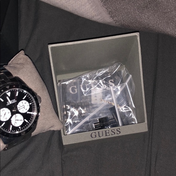 Brand new Guess watch - Picture 3 of 3